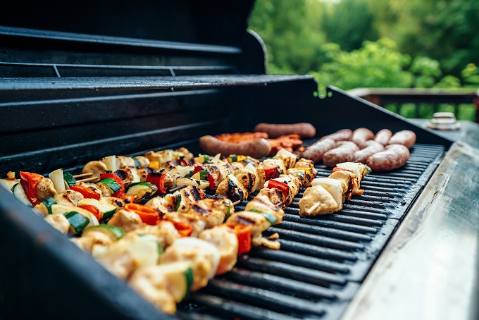 cooking barbecue